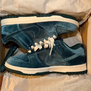 Nike women’s dunk teal velvet DEADSTOCK